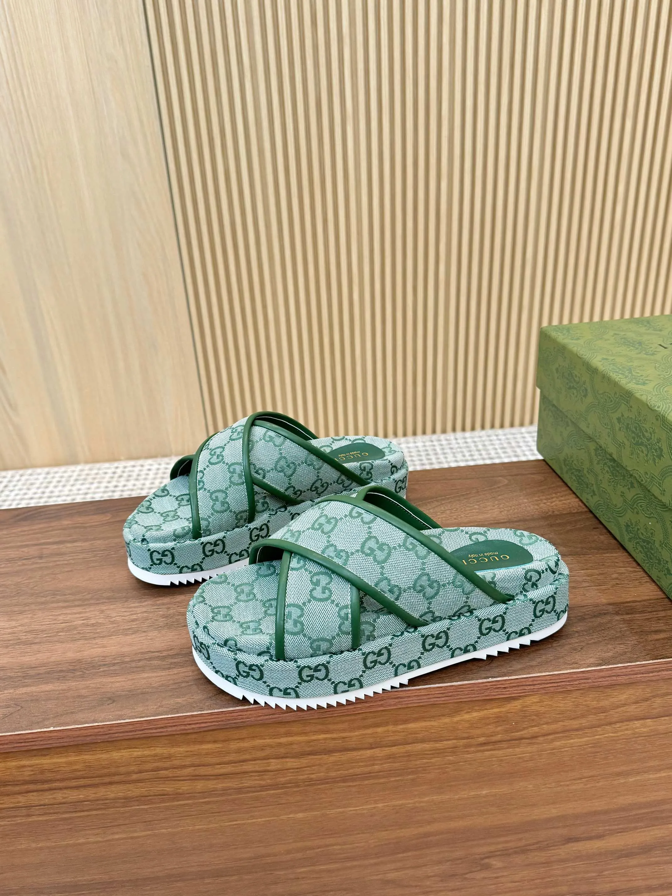 👟👟Ex-factory price 400👟👟 Shipped all year round, Gucci's latest limited edition thick-soled slippers. Top quality for sale. Purchase genuine product for development. The material and workmanship are consistent with the original. Upper: original special printing process. Lining: dyed sheepskin. Outsole: Italian private model outsole. Size: 35-43M standard size. 41, 42, 43 are also customized and cannot be returned. Sole thickness: 5.5cm. Forefoot 4cm.